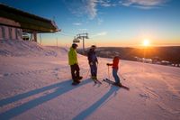 Wintersportler bei Sonnenaufgang_High Res_17237